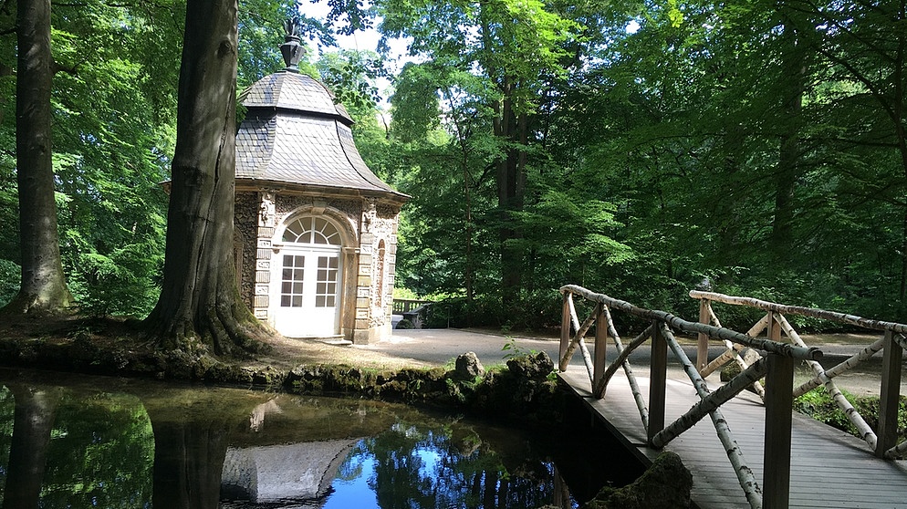 Häuschen am Wasser im Schlosspark Eremitage | Bild: BR/Anja Bischof