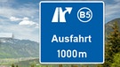 Alpenpanorama mit Autobahn-Ausfahrtschild | Bild: BR