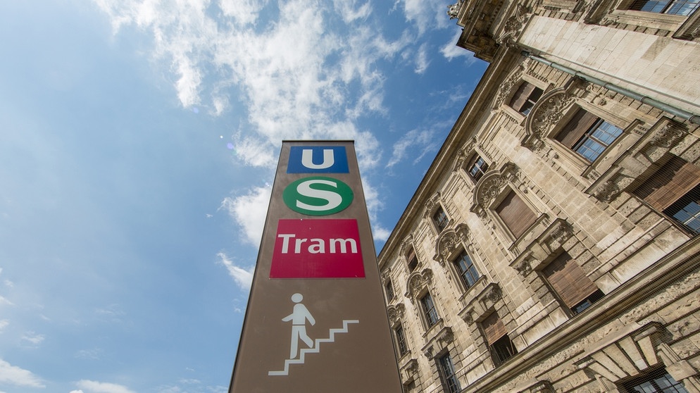 Unterführungsschild zur U-Bahn, S-Bahn und Tram am Justizpalast in München. | Bild: BR/Lisa Hinder