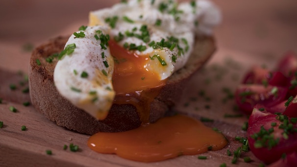 Ein pochiertes Ei auf Toast | Bild: BR/Anna Ellmann