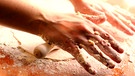Bilder von Hände beim Teig kneten  | Bild: mauritius images / Valerio Rosati / Alamy / Alamy Stock Photos