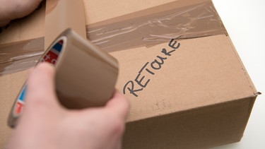 Retour: Ein Paket wird beschriften, um es zurück zu schicken | Bild: picture-alliance/dpa