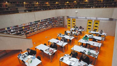 Innenraum / Lesesaal Bibliothek des Instituts für Zeitgeschichte München−Berlin | Bild: www.ifz-muenchen.de 