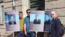 Stefan Inderst, Stefan Bauer und Manfred Reitenspieß v.l. mit Erinnerungstafeln vor der Angertorstr. 1 | Bild: BR