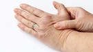 Nahaufnahme einer linken Hand, deren Daumengelenk von der rechten Hand massiert wird | Bild: colourbox.com