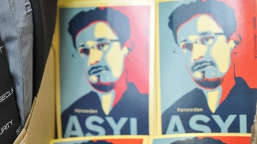 Plakat mit Asylforderung für Edward Snowden | Bild: picture-alliance/dpa