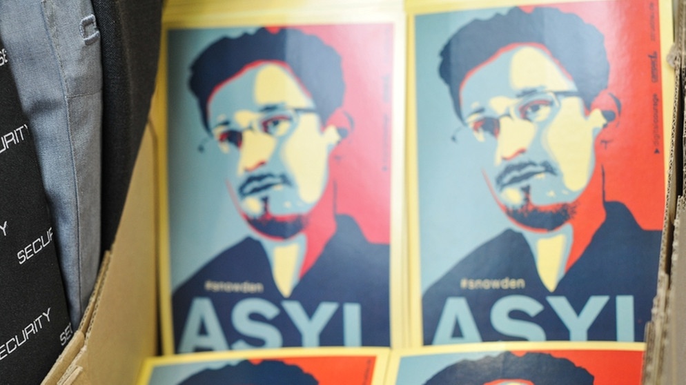 Plakat mit Asylforderung für Edward Snowden | Bild: picture-alliance/dpa