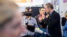 Messebesucher mit VR-Brille testet das VR-Angebot am Messestand. | Bild: Markus Palmer / SWR