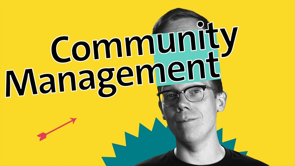 Dominic Possoch mit Schriftzug "Community Management"  | Bild: BR