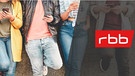 Themenbild rbb-Bildung: Jugendliche mit dem Smartphone und das rbb-Logo  | Bild: rbb/Allessandro Biasciolo stock.adobe.com