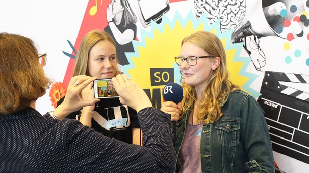 Zwei Schülerinnen des Camerloher-Gymnasiums in Freising erklärten, warum sie Medienscouts geworden sind. | Bild: BR