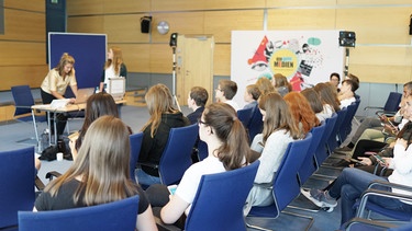 Anahita Speth und Theresa Münzhuber aus dem "so geht MEDIEN"-Team spielten mit den Jugendlichen ein Quiz zu Medienfragen. | Bild: BR
