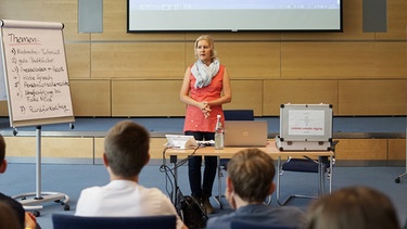 Johanna Rückert, Projektleiterin von "so geht MEDIEN", betonte die Bedeutung von Medienkompetenz und fragte die Jugendlichen nach ihren eigenen Erfahrungen. | Bild: BR
