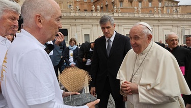 Betroffene von Missbrauch treffen Papst Franziskus in Rom | Bild: BR