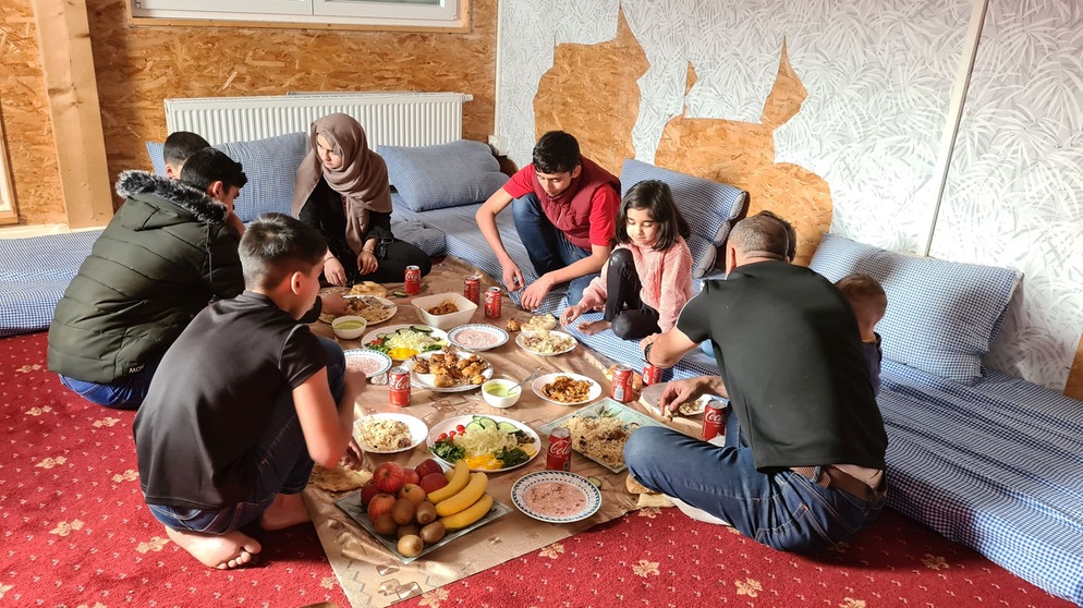 Familie Ziarmal aus Afghanistan beim Essen | Bild: BR/Birgit Rätsch