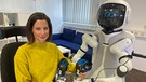 STATIONEN Moderatorin Irene Esmann mit Roboter "Garmi"  | Bild: BR/ Elisabeth Möst