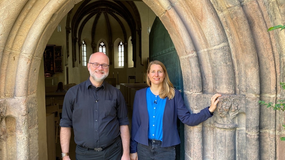 Moderatorin Anna Kemmer mit dem Jesuitenpater Ansgar Wiedenhaus  von der offenen Kirche Sankt Klara in Nürnberg. | Bild: BR/Christian Wölfel