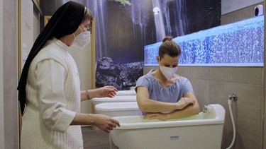 Irene Esmann probiert eine Kneipp-Kur aus.  | Bild: BR