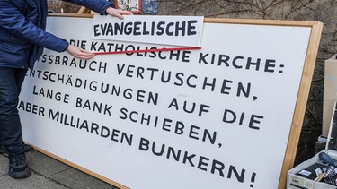 Kunstinstallationen am 25. Januar in Hannover gegen die Verschleppungstaktik der Evangelsichen Kirche Deutschland (EKD)  | Bild: picture-alliance/dpa