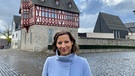 STATIONEN-Moderatorin Irene Esmann vor der Bischofsresidenz in Limburg | Bild: BR / Christian Wölfel