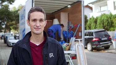STATIONEN-Moderator Benedikt Schregle vor einem Transporter mit Möbeln aus einer Entrümpelung | Bild: BR