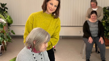 Moderatorin Irene Essmann mit einer Besucherin des Mehrgenerationenhauses | Bild: BR / Ivo Yordanov