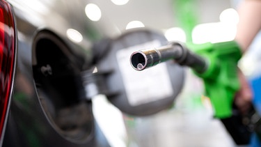 Tankvorgang an einer Tankstelle - Tankschlauch und Pistole an einem Auto zu sehen. | Bild: dpa-Bildfunk/Sven Hoppe