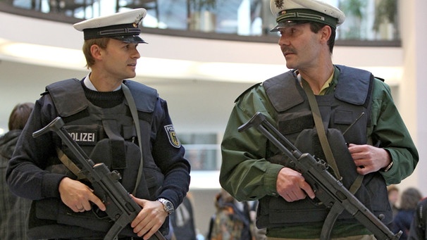 Zwei Polizisten mit Waffe | Bild: dpa pa Daniel Karmann