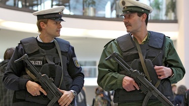 Zwei Polizisten mit Waffe | Bild: dpa pa Daniel Karmann