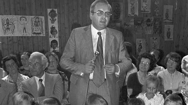 Der baden-württembergische Kultusminister Roman Herzog (CDU) besucht am 02.08.1978 in der Grundschule Kirchhalden in Botnang die ABC-Schützen an ihrem ersten Schultag.  | Bild: picture-alliance/dpa