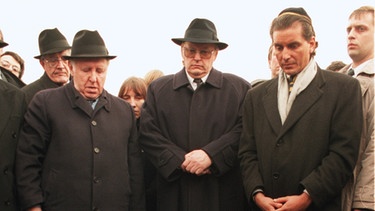 Ignatz Bubis (links) mit Roman Herzog und Michel Friedman (rechts) am 26.1.1995 vor dem Mahnmal Auschwitz-Birkenau | Bild: picture-alliance/dpa