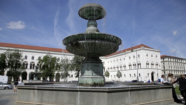 Brunnen vor dem Hauptgebäude der Ludwig-Maximilians-Universität in München | Bild: picture-alliance/dpa