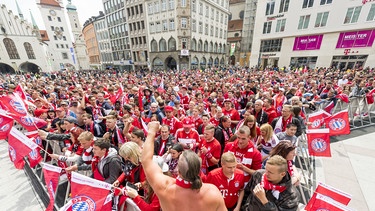FC-Bayern-Fans bei einer Meisterfeier auf dem Marienplatz | Bild: picture-alliance/dpa