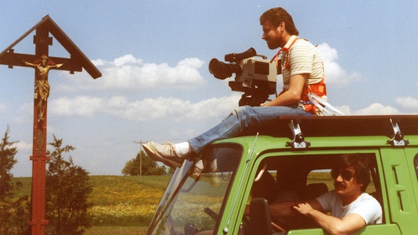 Kameramann sitzt auf Autodach | Bild: megaherz