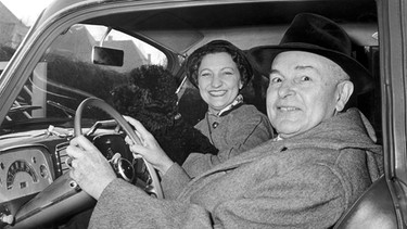 Ehard und seine Frau im Auto 1960 | Bild: picture-alliance/dpa