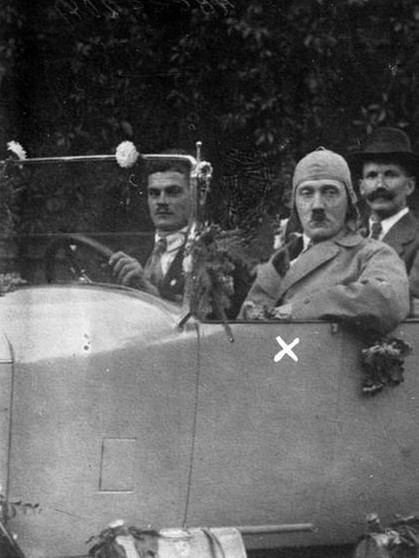 Hitler mit Getreuen im Auto | Bild: Bundesarchiv, Bild 102-00204 / Fotograf: o.A. / Lizenz CC-BY-SA