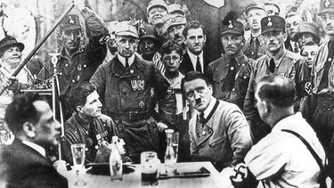 Adolf Hitler im Kreis von Nazi-Kumpanen in München (Aufnahme von 1924) | Bild: picture-alliance/dpa