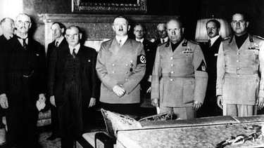 Münchner Abkommen 1938: Arthur Neville Chamberlain, Edouard Daladier, Adolf Hitler, Benito Mussolini, Graf Galeazzo Ciano (v.l.n.r.) | Bild: picture-alliance/dpa