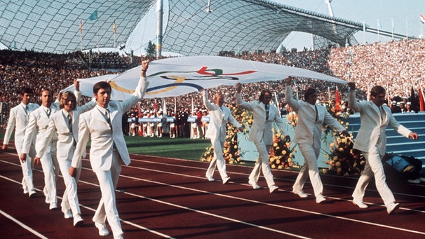 Einzug der Olympia-Fahne ins Stadion | Bild: picture-alliance/dpa