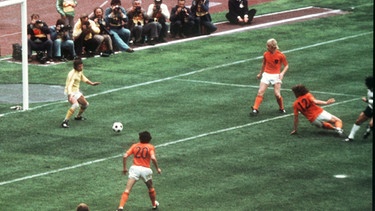 WM-Finale 1974 im Münchner Olympiastadion: Gerd Müller (am äußersten rechten Bildrand) erzielt den 2:1-Siegtreffer gegen die Niederlande | Bild: picture-alliance/dpa