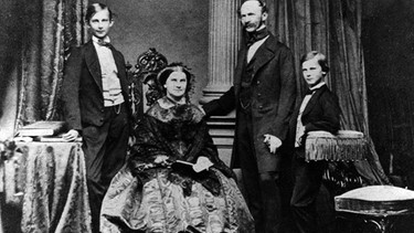 Die königliche Familie: Vater Max, Mutter Marie, die Söhne Ludwig (l.) und Otto (r.) | Bild: Bayerische Schlösserverwaltung
