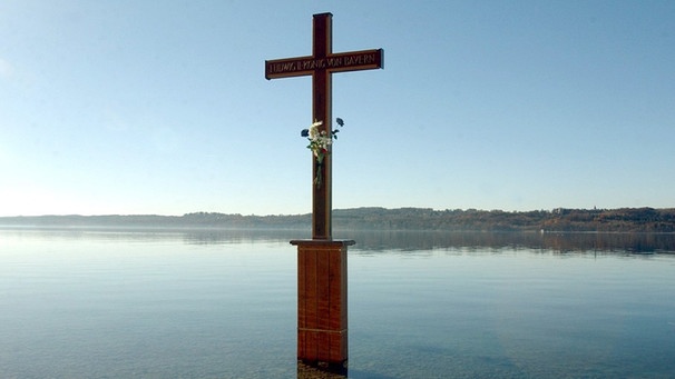 Das Gedenkkreuz für König Ludwig II. im Starnberger See | Bild: picture-alliance/dpa