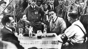 Hitler auf einer Parteiveranstaltung 1924 | Bild: picture-alliance/dpa
