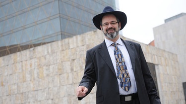 Arie Folger, Rabbiner der orthodoxen jüdischen Gemeinde München, vor der Synagoge Ohel Jakob | Bild: SZ Photo / Stephan Rumpf