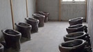 KZ-Gedenkstätte Dachau, rekonstruierter Latrinenraum | Bild: picture-alliance/dpa