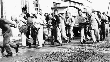 KZ Dachau, Häftlinge bei Zwangsarbeit (Mai 1933) | Bild: Bundesarchiv, Bild 152-01-024 / Fotograf: o. A. / Lizenz CC-BY-SA