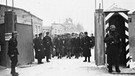KZ Dachau, Entlassung von Häftlingen (Weihnachten 1933) | Bild: Bundesarchiv, Bild 183-R96361 / Fotograf: o. A. / Lizenz CC-BY-SA