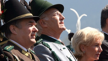 Edmund Stoiber und Frau singen die Bayernhymne | Bild: picture-alliance/dpa