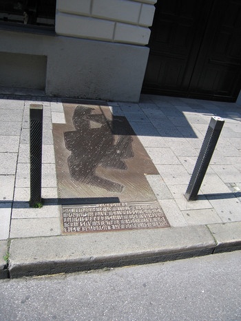 Gedenkplatte an der Stelle von Kurt Eisners Ermordung in der heutigen Kardinal-Faulhaber-Straße in München | Bild: BR / Ernst Eisenbichler