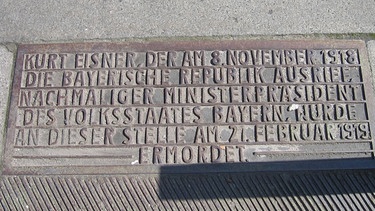 Gedenkplatte (Ausschnitt) an der Stelle von Kurt Eisners Ermordung in der heutigen Kardinal-Faulhaber-Straße in München | Bild: BR / Ernst Eisenbichler